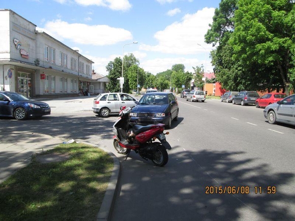 Skaudžios nelaimės motorolerių vairuotojų nepamoko