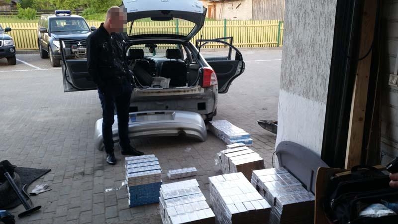 Automobilio slėptuvėse pasieniečiai rado 3 tūkst. pakelių cigarečių