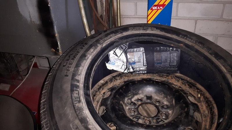 Šalčininkietė automobilio ratuose vežė per 2 tūkst. pakelių cigarečių