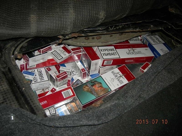 Cigaretes į Lietuvą rusas gabeno automobilio slėptuvėse