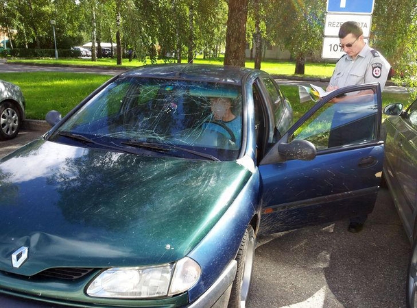 Kuriozas: girtas vairuotojas prisiparkavo prie policijos komisariato