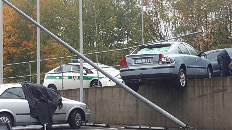 Nesuvaldytas automobilis kliudė stulpą ir pavojingai pakibo