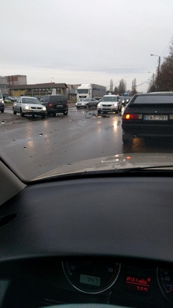 Moters automobilis parbloškė dviratininką