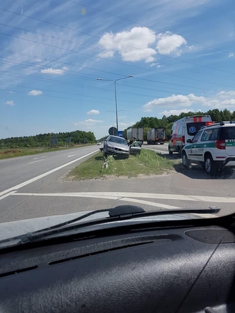 Autostradoje BMW pakibo ant atitvarų