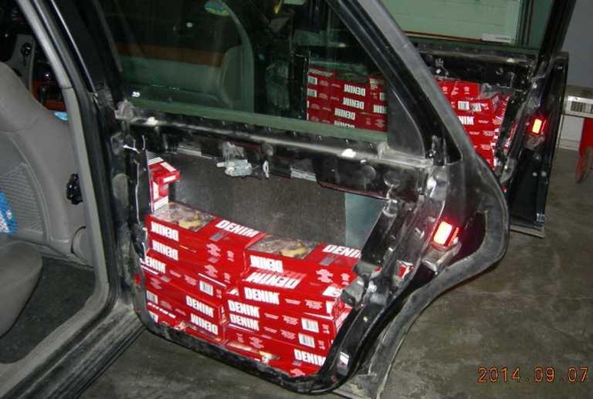 Kontrabandinės cigaretės – slėptuvėmis virtusiuose automobiliuose
