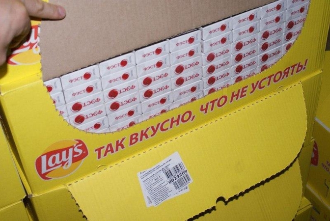 Bulvių traškučių dėžėse – išslapstyta cigarečių kontrabanda