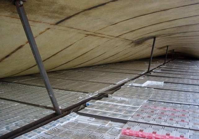 Vilkike paslėpė 55 tūkst. pakelių cigarečių