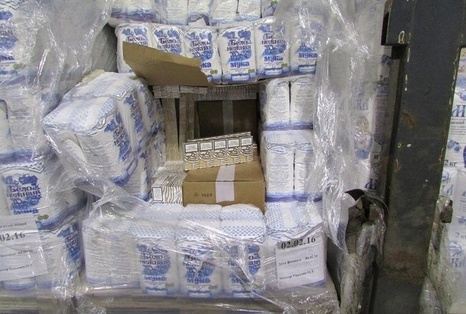 Muitininkams įkliuvo 19 dėžių miltuotų kontrabandinių cigarečių