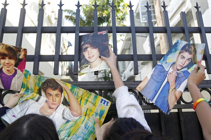 Dainininką J. Bieberį į striptizo klubą lydėję policininkai sulaukė bausmės