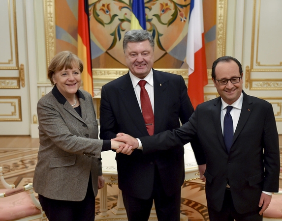 Ukrainos vadovas: A. Merkel ir A. Hollande'o pastangos teikia vilčių 