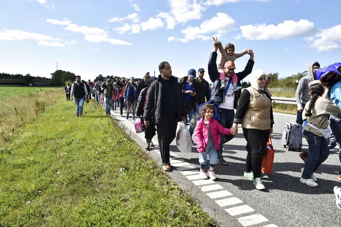 Danijos policija uždarė kelią, pabėgėlių būriams žygiuojant į Švediją