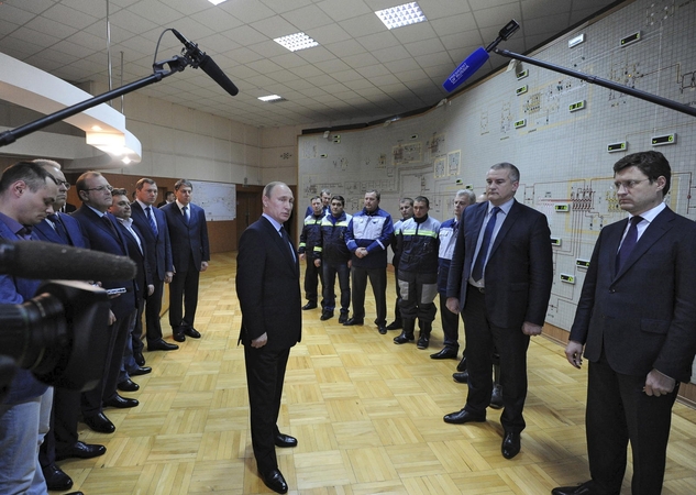 V. Putinas netikėtai apsilankė energetikos krizės ištiktame Kryme