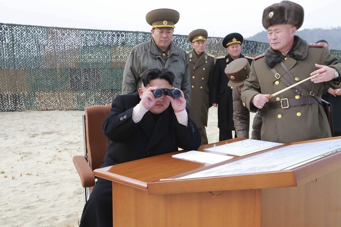 Kim Jong Unas (centre)