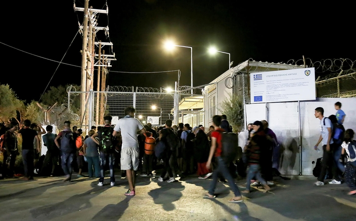 Graikijoje gaisrui nuniokojus stovyklą pabėgo tūkstančiai migrantų