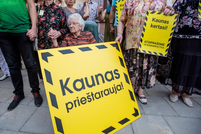 Protestas dėl medžių – su šūkiais „Kaunas kertasi!“ ir tylos minute