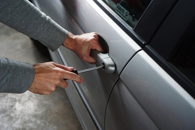 Vagys iš automobilių pagrobė pinigus, batus ir net skėtį