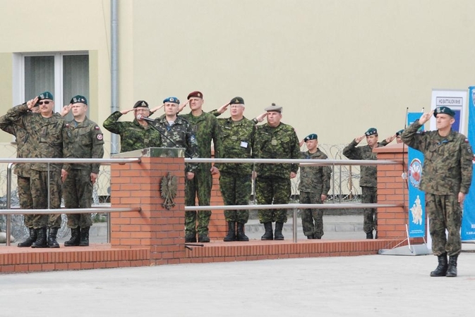 Lietuvos kariai lieja prakaitą pratybose Lenkijoje