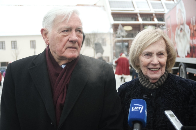 A. Adamkienė patvirtino, kad V. Adamkus serga vėžiu