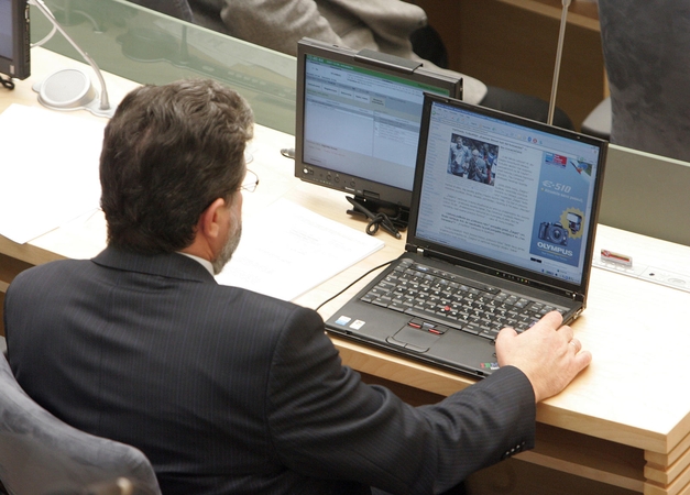 Premjeras auklėja valdininkus: darbo metu internete naršyti negalima