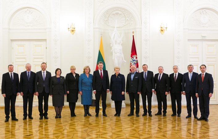 Prezidentė D. Grybauskaitė su 16-osios Vyriausybės nariais.