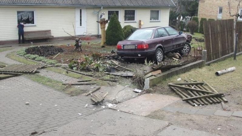 Telšiuose automobilis išvertė tvorą ir įlėkė į baseiną
