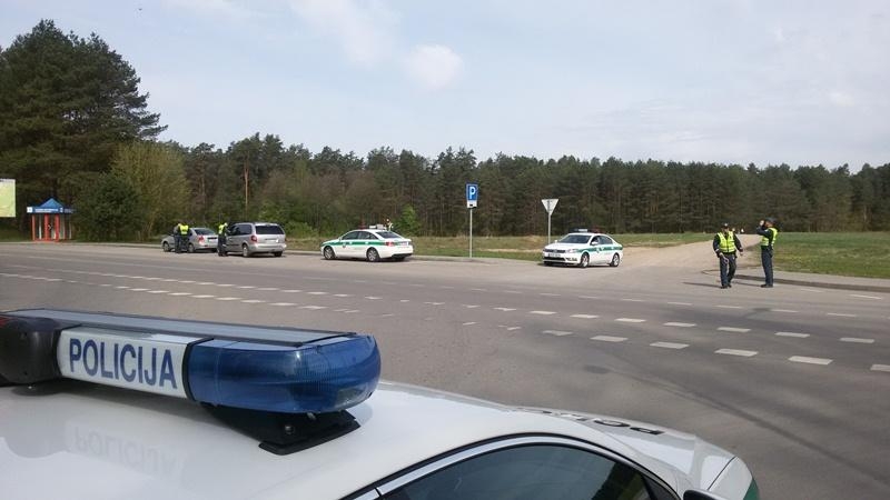Girtas vairuotojas 1 000 eurų kyšį policijai įdėjo į bagažinę