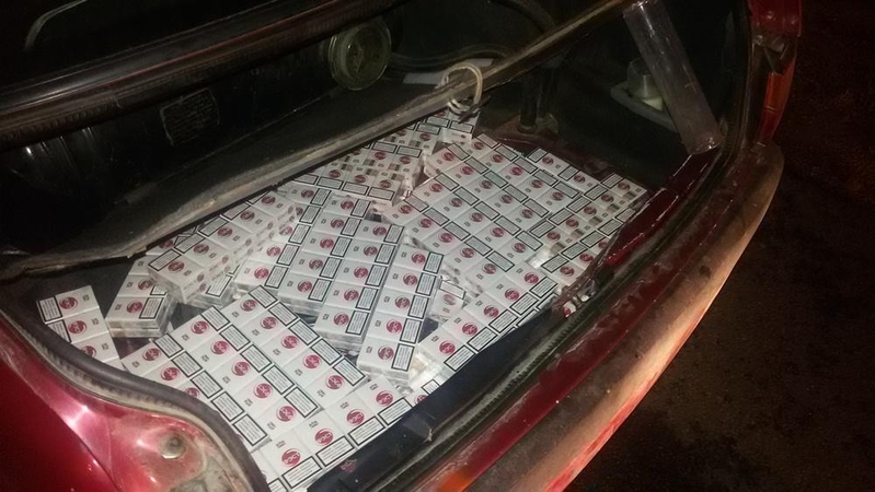 Vairuotojas be teisių vežė kontrabandą