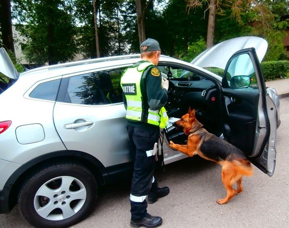 Kauniečio automobilyje 750 tūkst. eurų vertės hašišą užuodė šuo