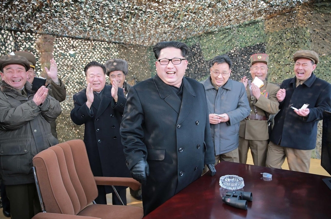 Šiaurės Korėjos lyderis Kim Jong Unas (centre)