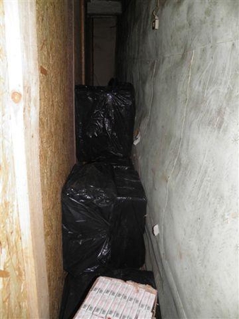 Kaimiečiai rūkalų slėptuvę įsirengė tarp namo sienų 