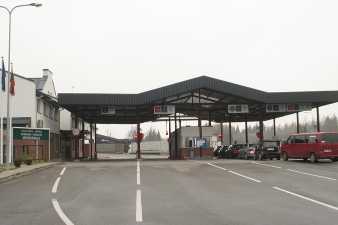 Du vogti automobiliai kelionę baigė pasienyje