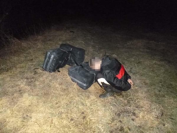 Šalčinininkų rajone su įkalčiais įkliuvo kontrabandinių rūkalų nešikai