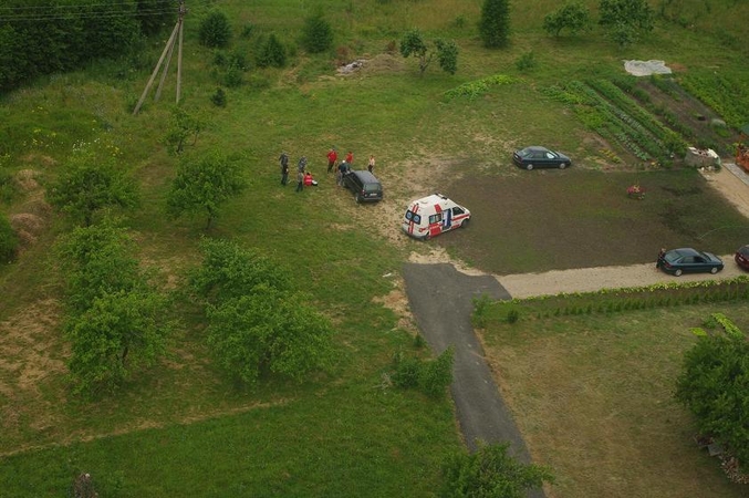 Pelkėje dingusi moteris aptikta iš pasieniečių sraigtasparnio