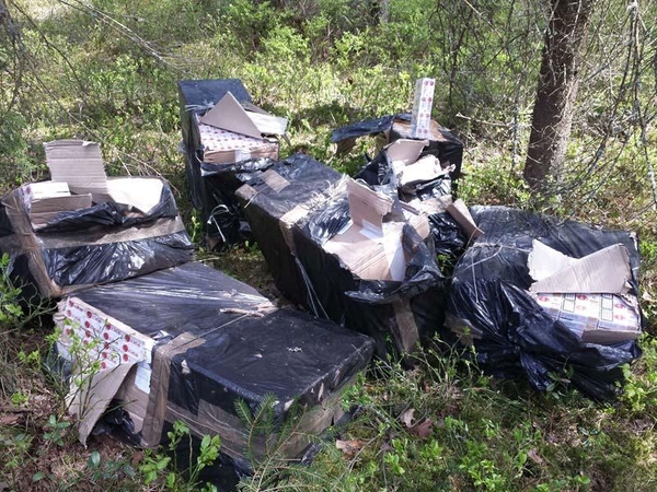 Nuo pasieniečių sprukęs kontrabandininkas pakeliui mėgino atsikratyti įkalčių 