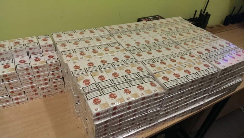 Sprukę cigarečių nešikai sustojo po įspėjamojo šūvio