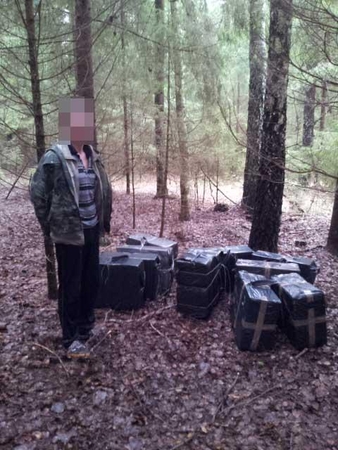 Švenčionių rajone įkliuvo kontrabandinius rūkalus nešęs baltarusis