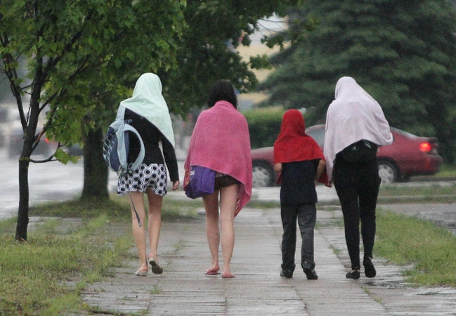 Per Lietuvą praslinks liūtys su perkūnijomis 