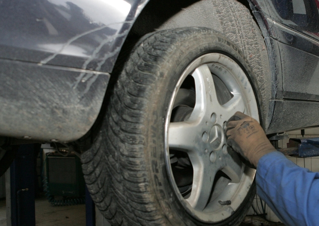 Prekyba automobilių detalėmis: broliai įtariami nusukę daugiau nei 220 tūkst. litų