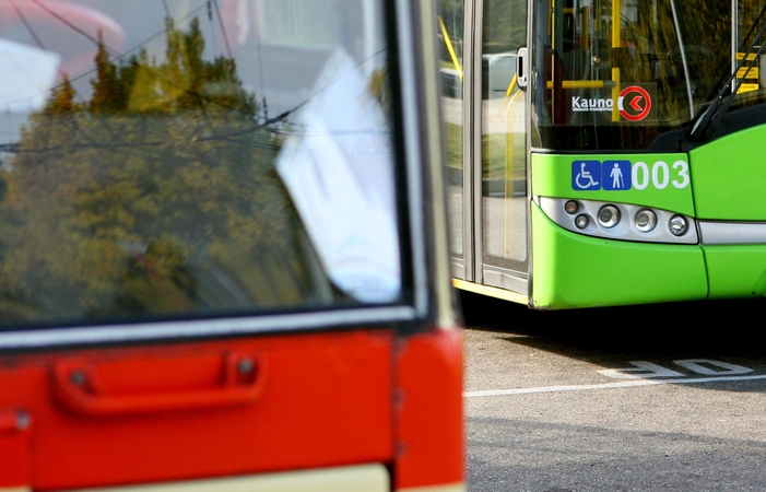 Vidury dienos apiplėšta troleibusu važiavusi moteris
