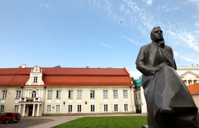 Į svečius pas Maironį