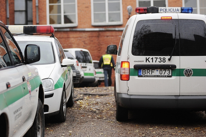 Ieškodama narkotikų, policija surengė dešimtis reidų