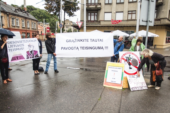 Prie teismo – piketas dėl psichiatrinei ekspertizei išvežto kaltinamojo