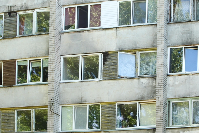Kaune užgesinus gaisrą rasta nužudyta moteris, įtariamasis ieškomas 