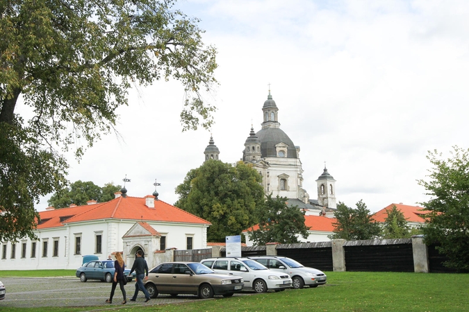 Vienuolyno pašonėje lėbautojai nepageidaujami