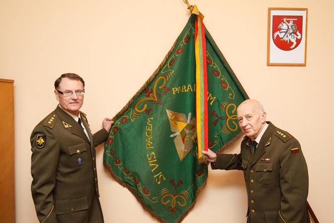 Istorinė LAKS vėliavą, kurią, išsaugotą sovietmečiu, grąžino skyriui A.Dagys (dešinėje).