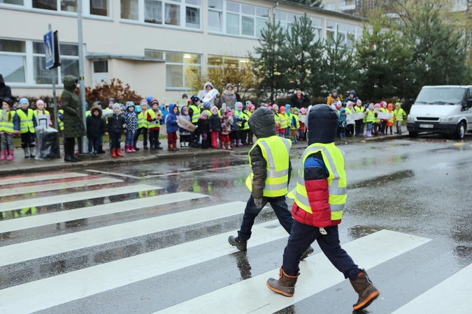 Saugaus eismo pamokos ar tik akių dūmimas?