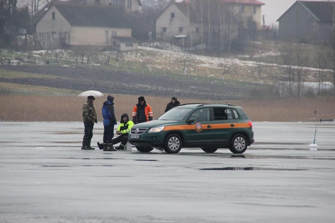 Ministras: aplinkosaugininkams derėtų žvejus tikrinti išlipus iš automobilio