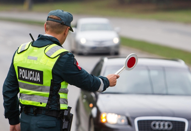 Girtų vairuotojų manevrai gatvėse nesiliauja