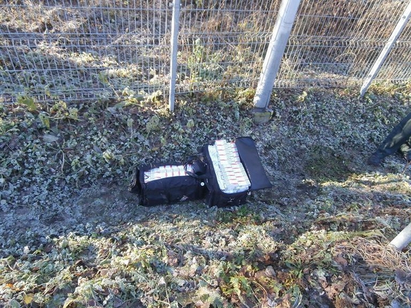 Pasienyje kontrabandininkai išmetė beveik tūkstantį pakelių cigarečių