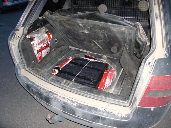 Automobilio slėptuvėse – tūkstantis pakelių cigarečių
